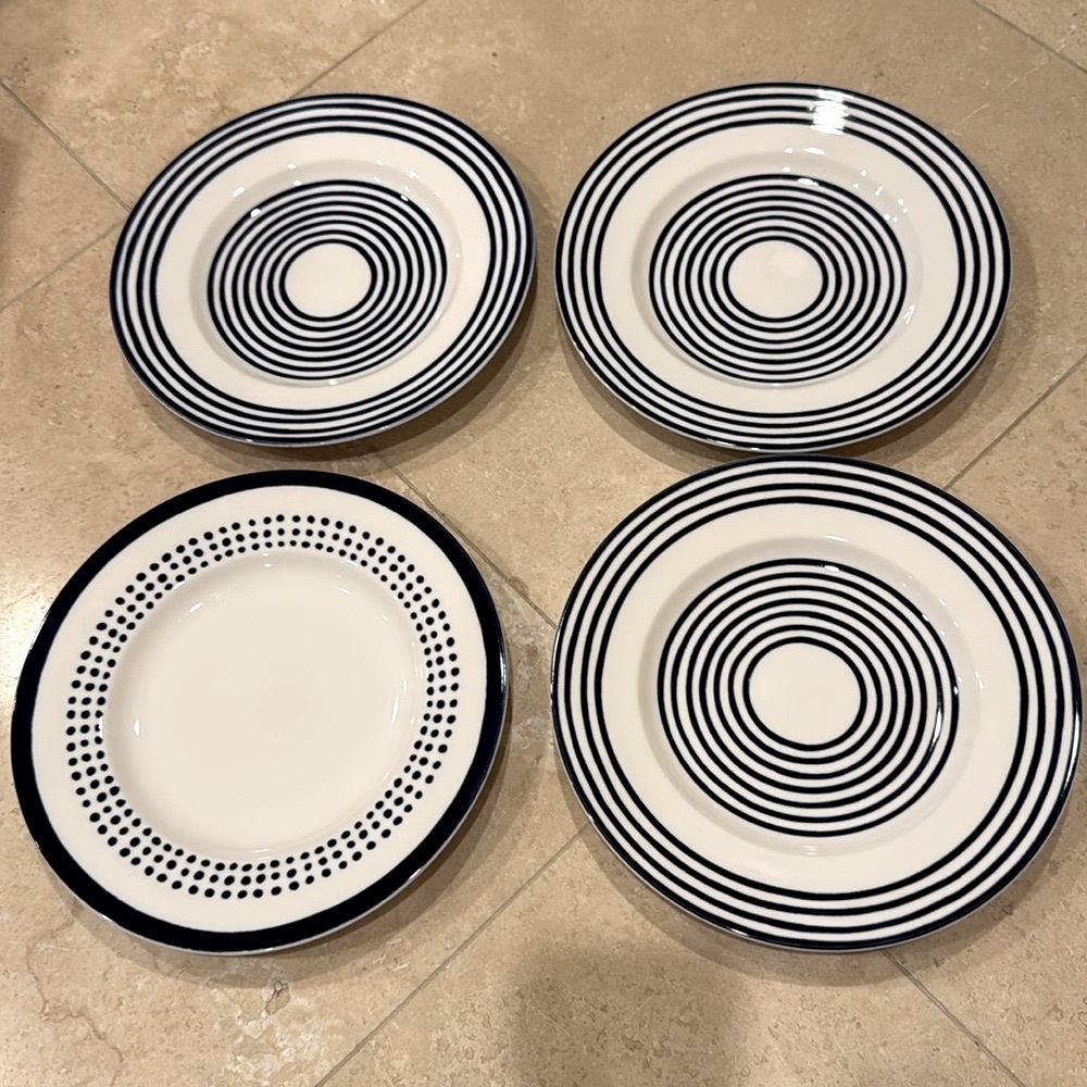 Kate Spade Accent Luncheon 4 Plates
Lenox Charlotte Street Blue
As pictured.